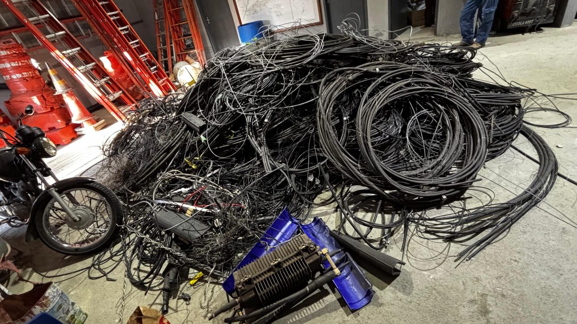 cabos de telefonia e internet irregulares no aterrado geraldo gonçalves pmvr 1