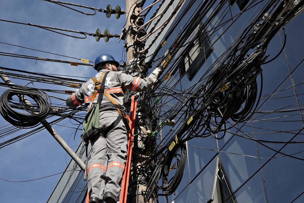 cabos de telefonia e internet irregulares no aterrado geraldo gonçalves pmvr