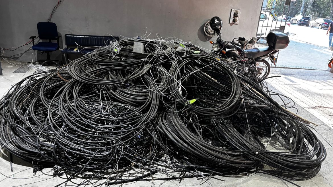 cabos de telefonia e internet irregulares no aterrado geraldo gonçalves pmvr1