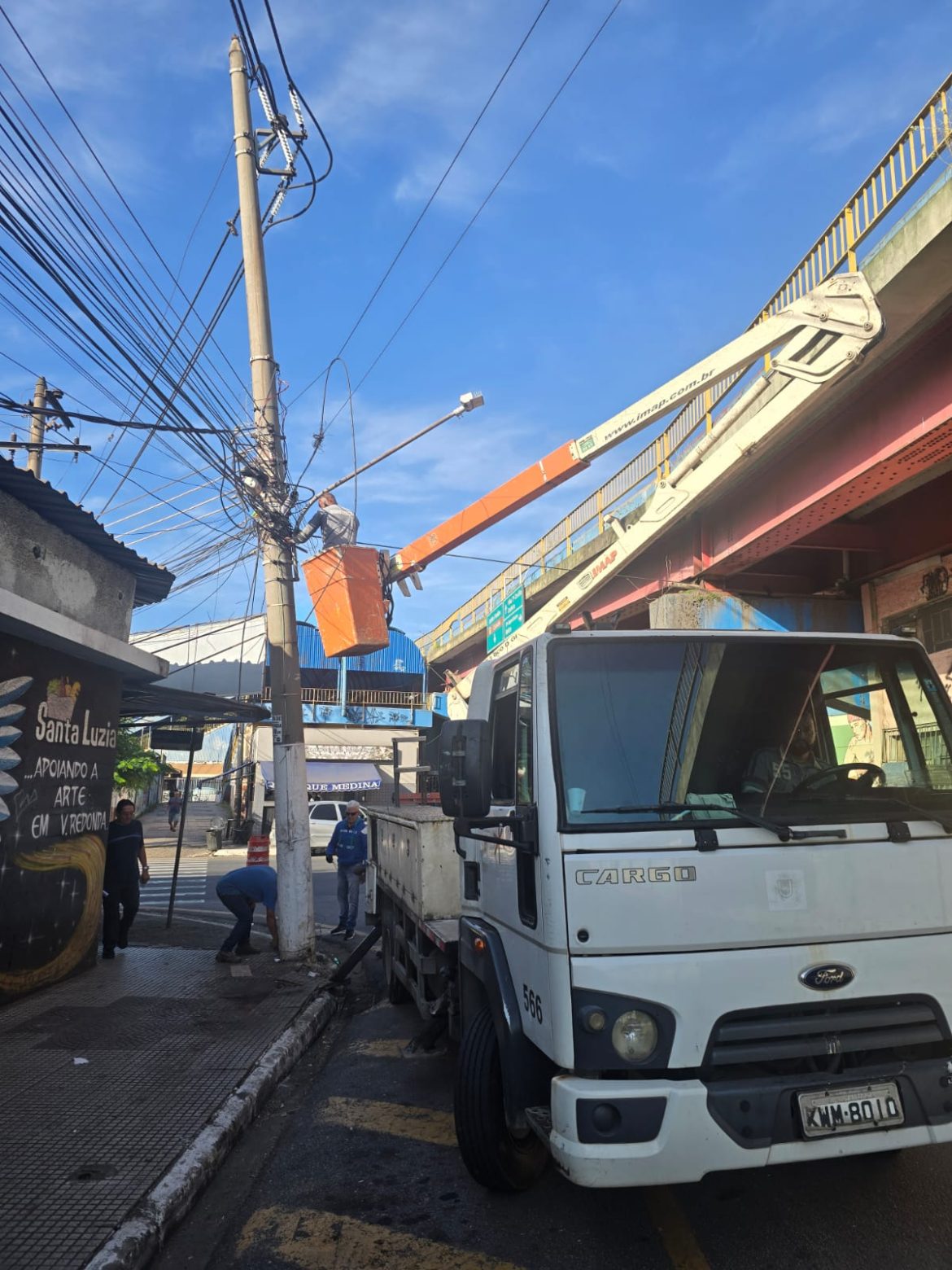 cabos de telefonia e internet irregulares no aterrado geraldo gonçalves pmvr11