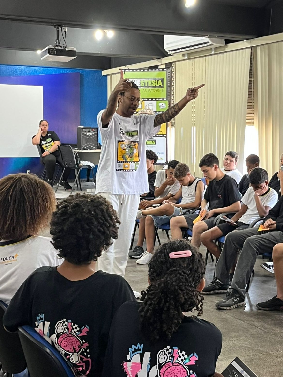 dagaz leva cultura e educação ao ciep toninho marques com o projeto ‘cinestesia rap rima com escola’ divulgação1 dagaz leva cultura e educação ao ciep toninho marques com o projeto ‘cinestesia rap rima com escola’ divulgação1