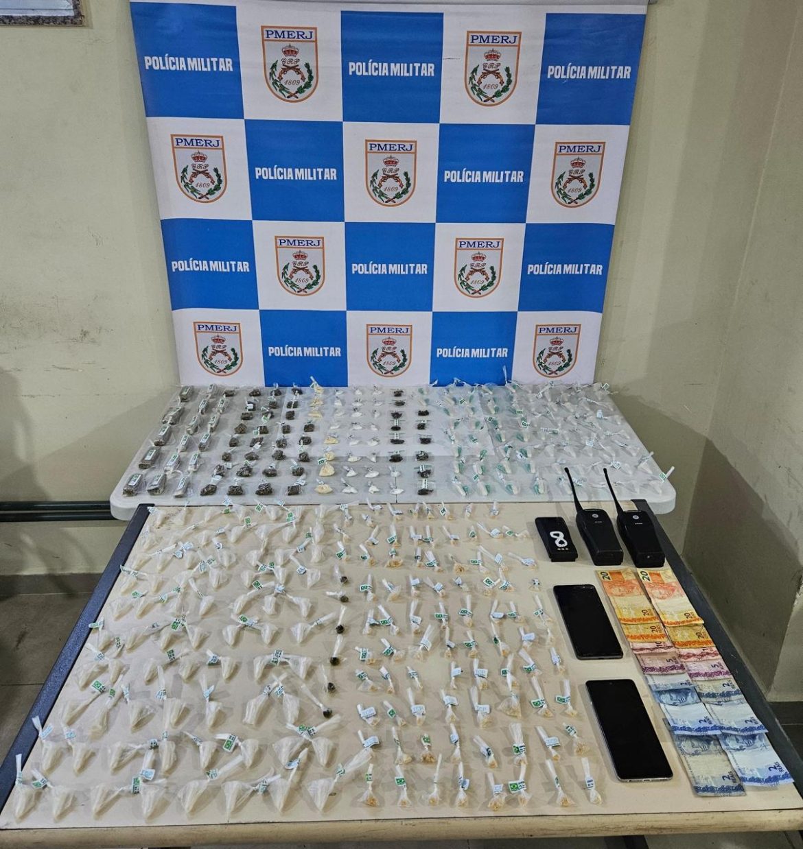 dois suspeitos detidos e drogas e outros materiais do tráfico apreendidos pela pm em volta redonda divulgação