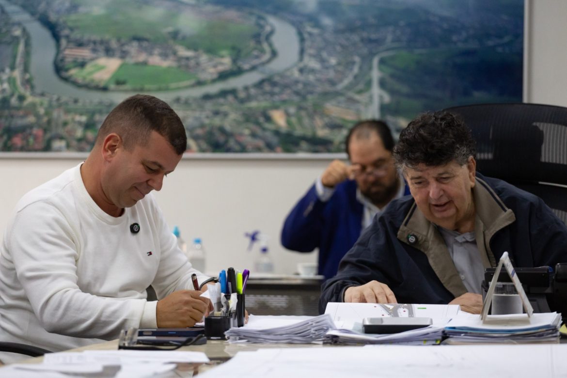 firmada parceria entre prefeituras de volta redonda e barra mansa para construção de rotatória cris oliveira pmvr111