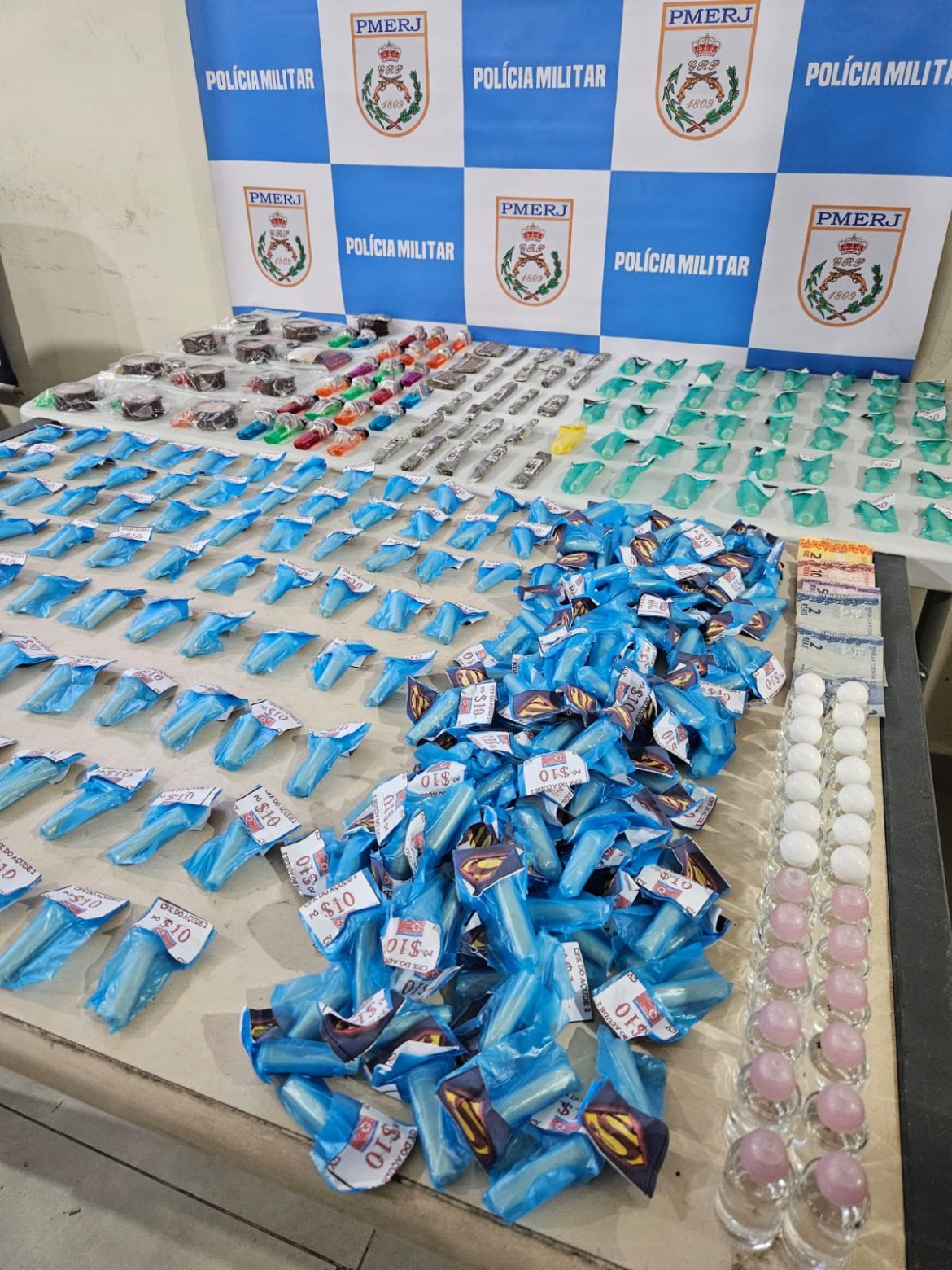 jovem invade escola tentando fugir da pm, mas é detido com mais de 280 pinos de cocaína divulgação