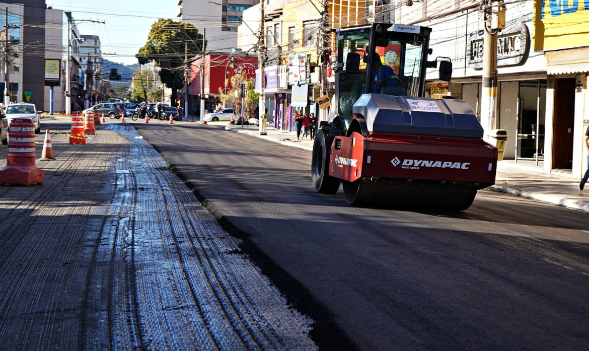 mais uma via do bairro aterrado, em volta redonda, inicia obra de recapeamento asfáltico geraldo gonçalves pmvr