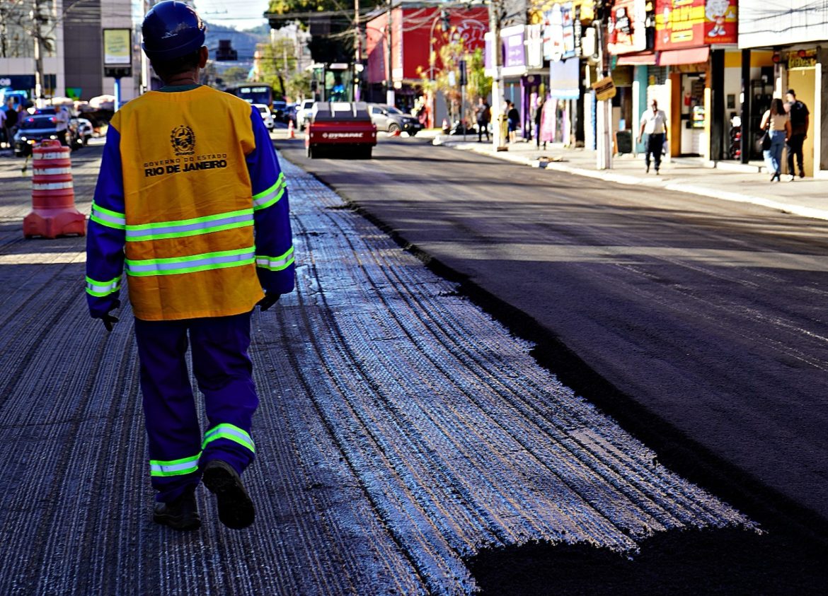 mais uma via do bairro aterrado, em volta redonda, inicia obra de recapeamento asfáltico geraldo gonçalves pmvr11