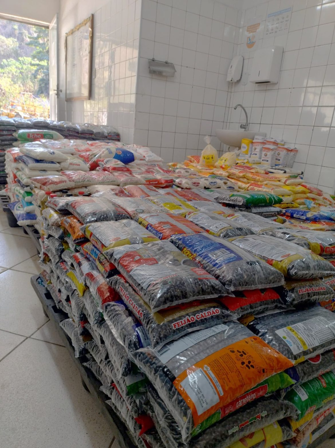 quase duas toneladas de alimentos arrecadados no encontro de veículos antigos da cidade do aço divulgação pmvr