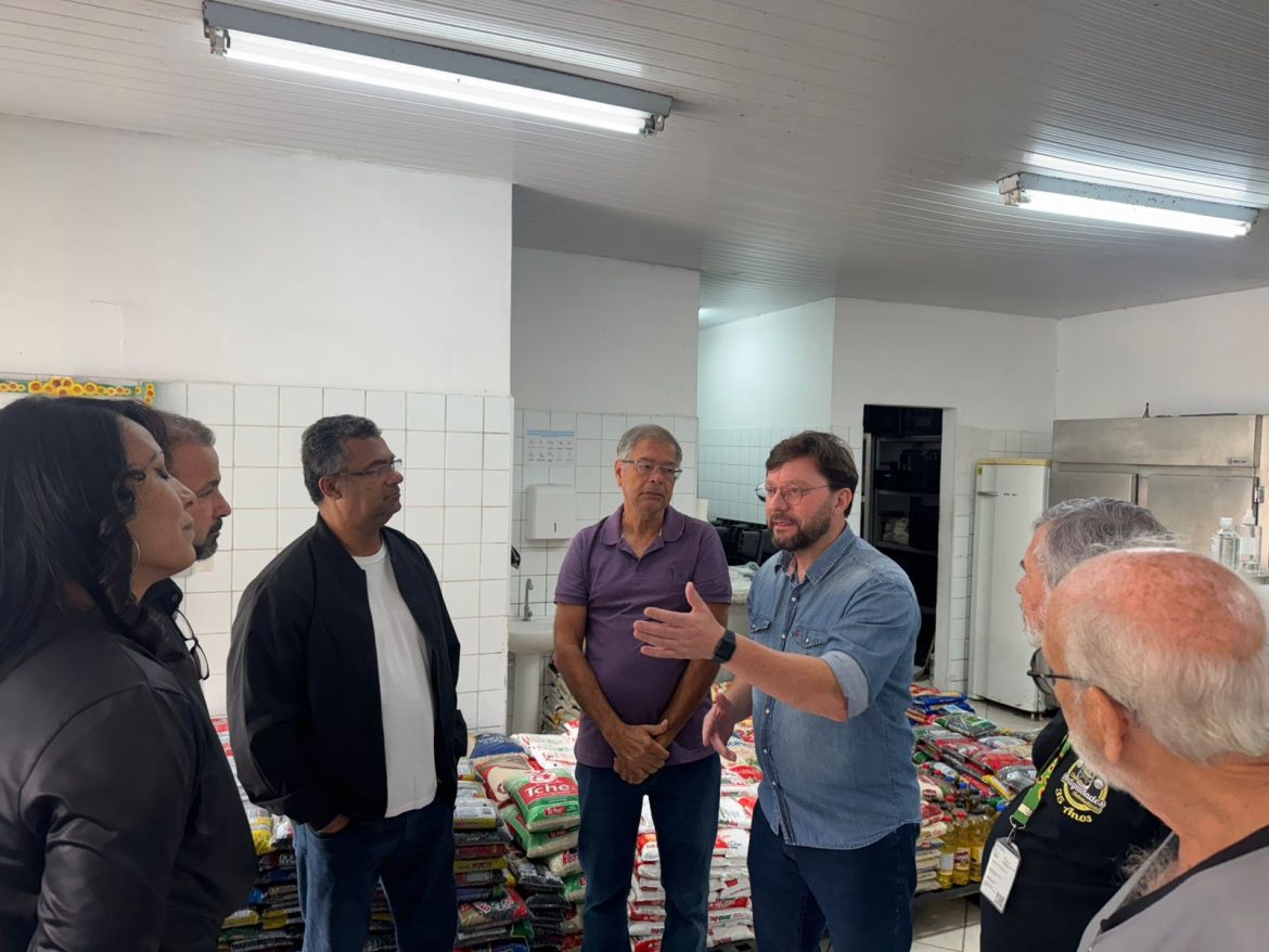 quase duas toneladas de alimentos arrecadados no encontro de veículos antigos da cidade do aço divulgação pmvr11 quase duas toneladas de alimentos arrecadados no encontro de veículos antigos da cidade do aço divulgação pmvr11