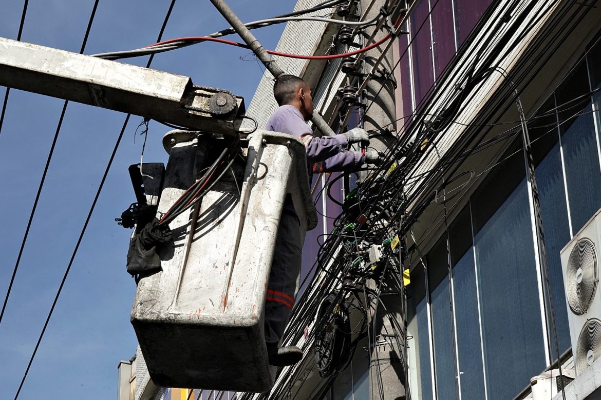 serviço de reorganização de cabos de telefonia e internet, em volta redonda, é retomado no bairro aterrado geraldo gonçalves pmvr