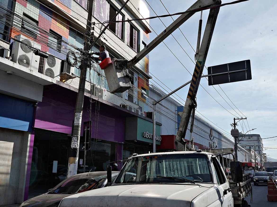 serviço de reorganização de cabos de telefonia e internet, em volta redonda, é retomado no bairro aterrado geraldo gonçalves pmvr1 serviço de reorganização de cabos de telefonia e internet, em volta redonda, é retomado no bairro aterrado geraldo gonçalves pmvr1