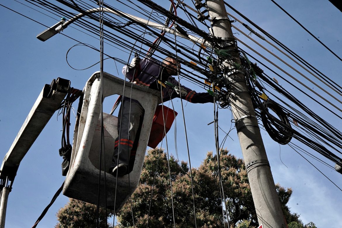 serviço de reorganização de cabos de telefonia e internet, em volta redonda, é retomado no bairro aterrado geraldo gonçalves pmvr11 serviço de reorganização de cabos de telefonia e internet, em volta redonda, é retomado no bairro aterrado geraldo gonçalves pmvr11