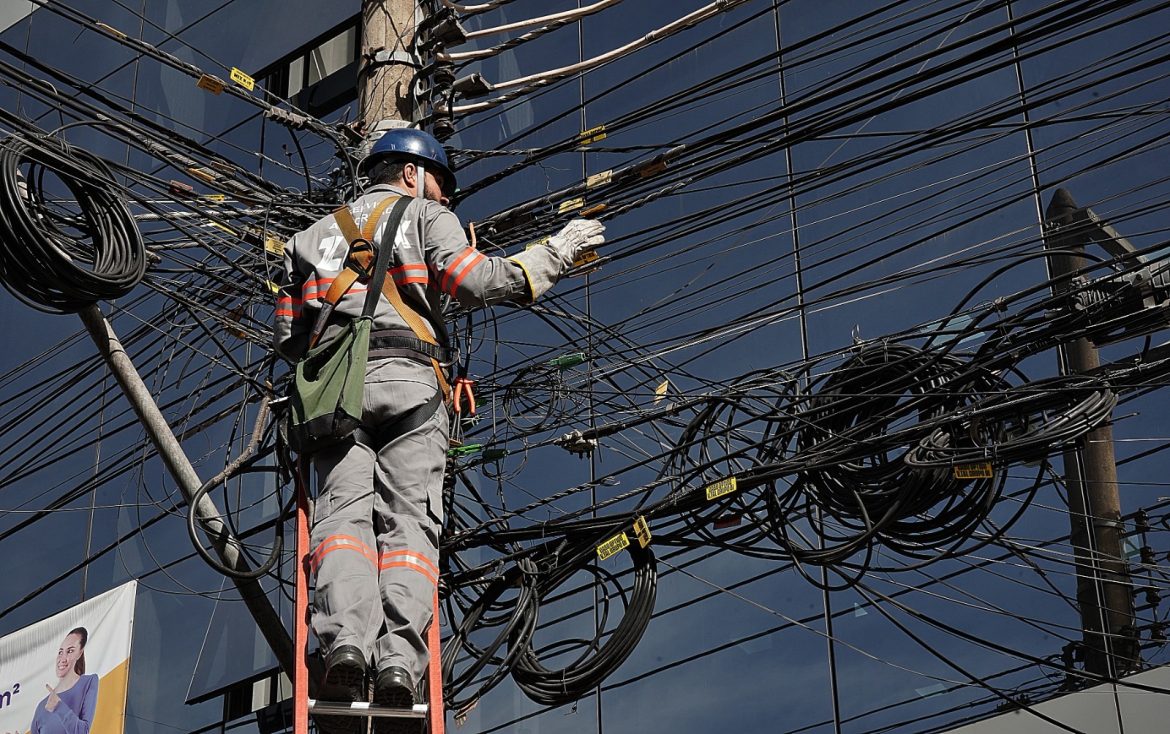 serviço de reorganização de cabos de telefonia e internet, em volta redonda, é retomado no bairro aterrado geraldo gonçalves pmvr111 serviço de reorganização de cabos de telefonia e internet, em volta redonda, é retomado no bairro aterrado geraldo gonçalves pmvr111