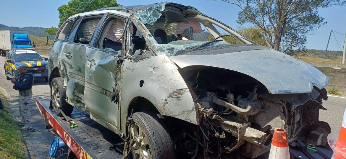 10.cf.res.polÍcia.carreta colide com carro.divulgaÇÃoprf