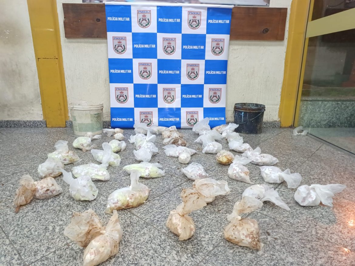 11 polÍcia pm apreende 1.708 pinos de cocaína em barra do piraí divulgação