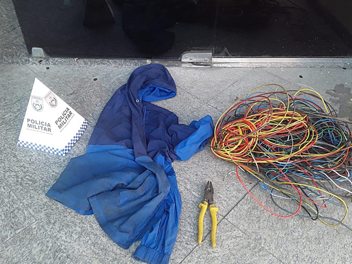 15.cf.res.polÍcia.homem é preso suspeito de furtar fiação.divulgaÇÃopm