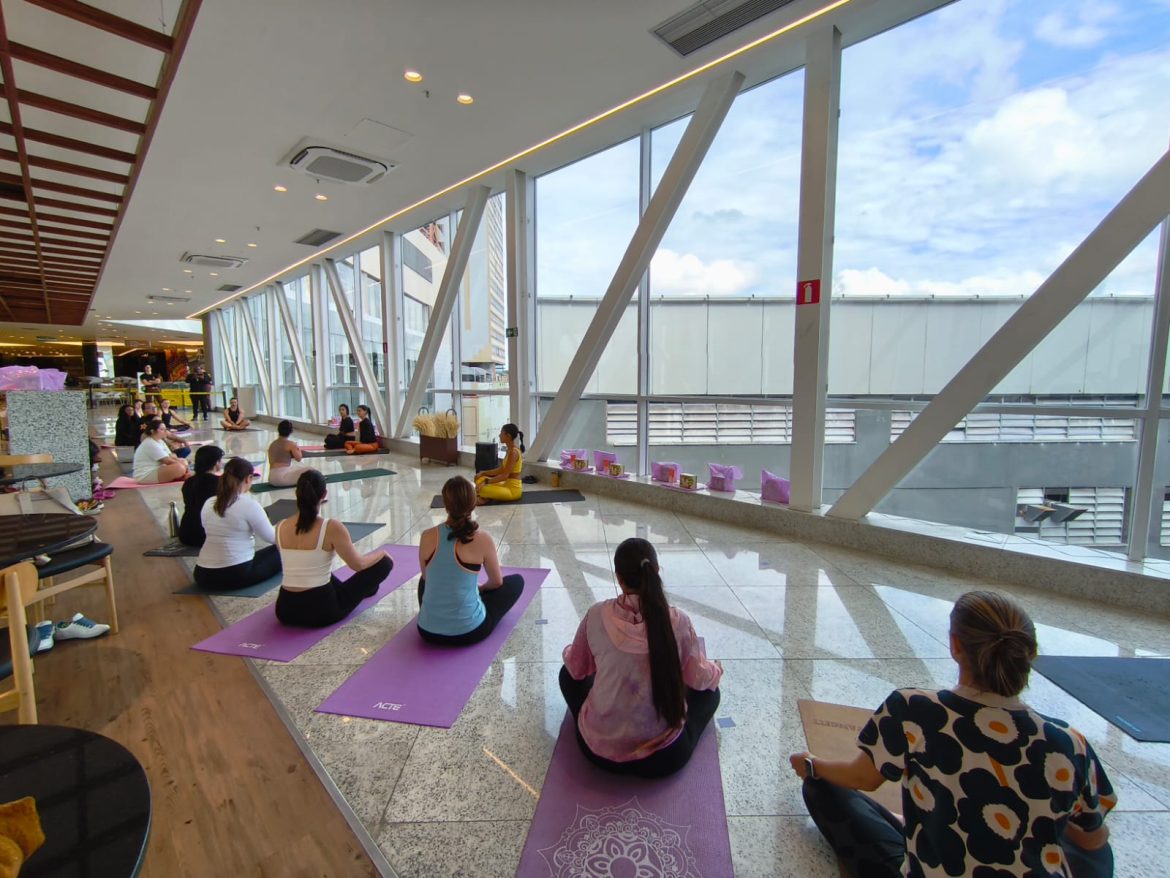 18 cidades sider shopping promove 2ª edição do aulão de yoga na passarela com camila alves divulgação