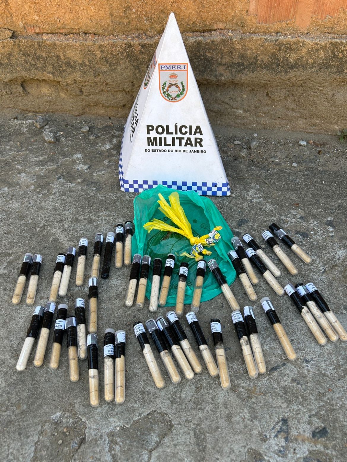 18 polÍcia ação da pm resulta na prisão de um suspeito e na apreensão de 115 pinos de cocaína divulgação1