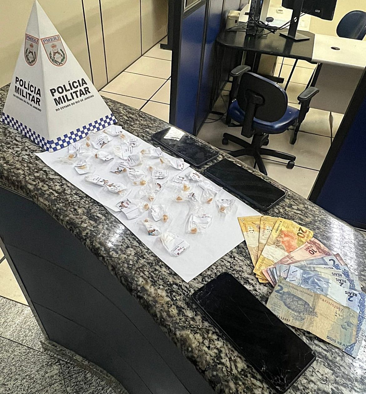 19.cf.res.polÍcia.homem é preso suspeito de tráfico.divulgaÇÃopm