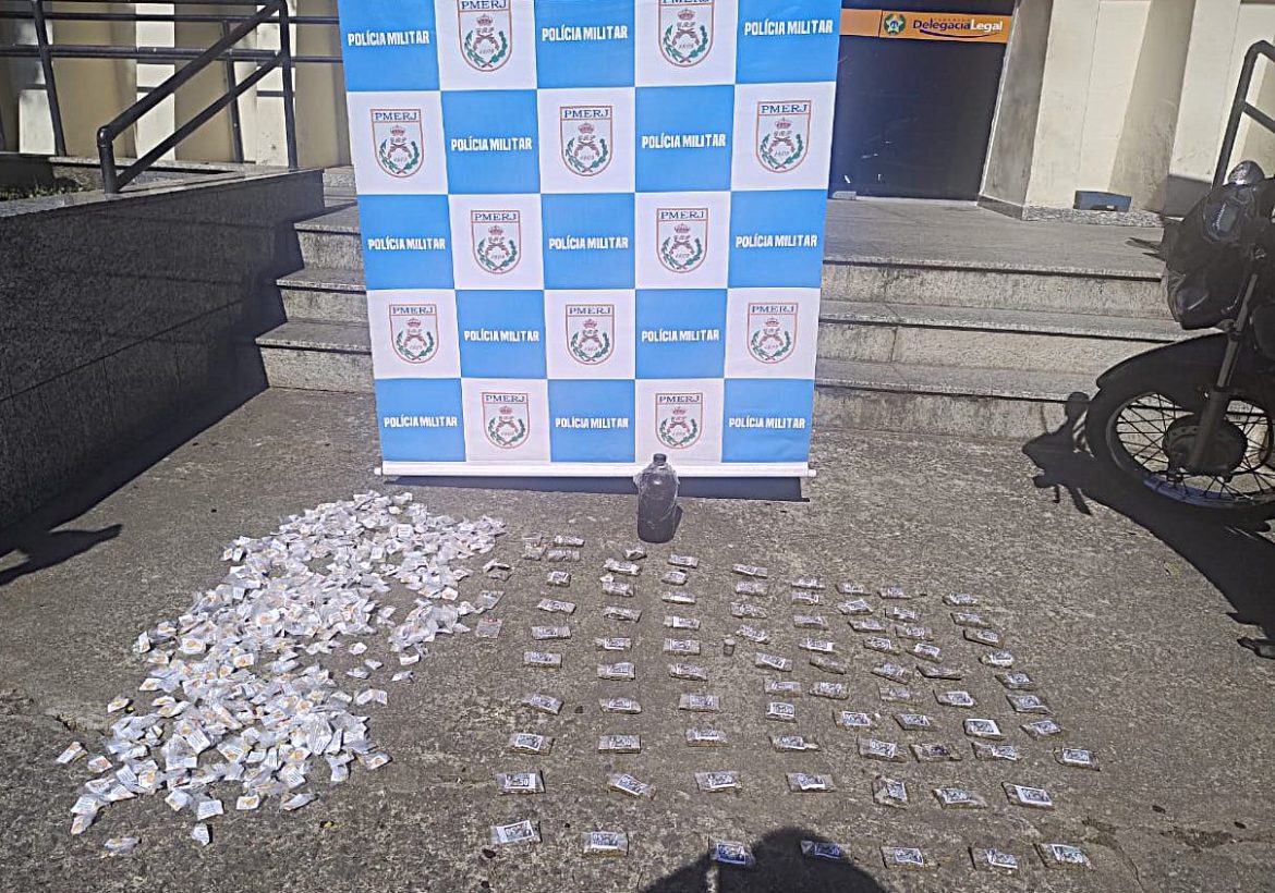 19.cf.res.polÍcia.pm apreende drogas e moto.1.drogas.divulgaÇÃopm