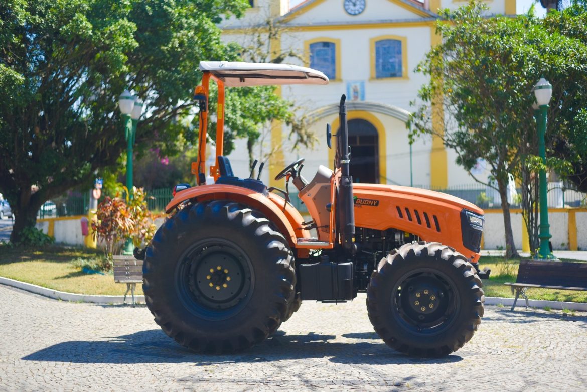 25.cf.res.cidades.itatiaia recebe novo trator zero.divulgaÇÃopmi