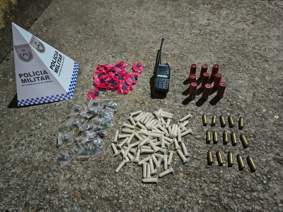 27.cf.res.polÍcia.homem é preso por tráfico.divulgaÇÃopm