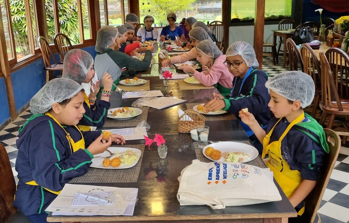 29.cf.res.cidades.alunos vivenciam cozinha.1.estudantes.divulgaÇÃo (2)