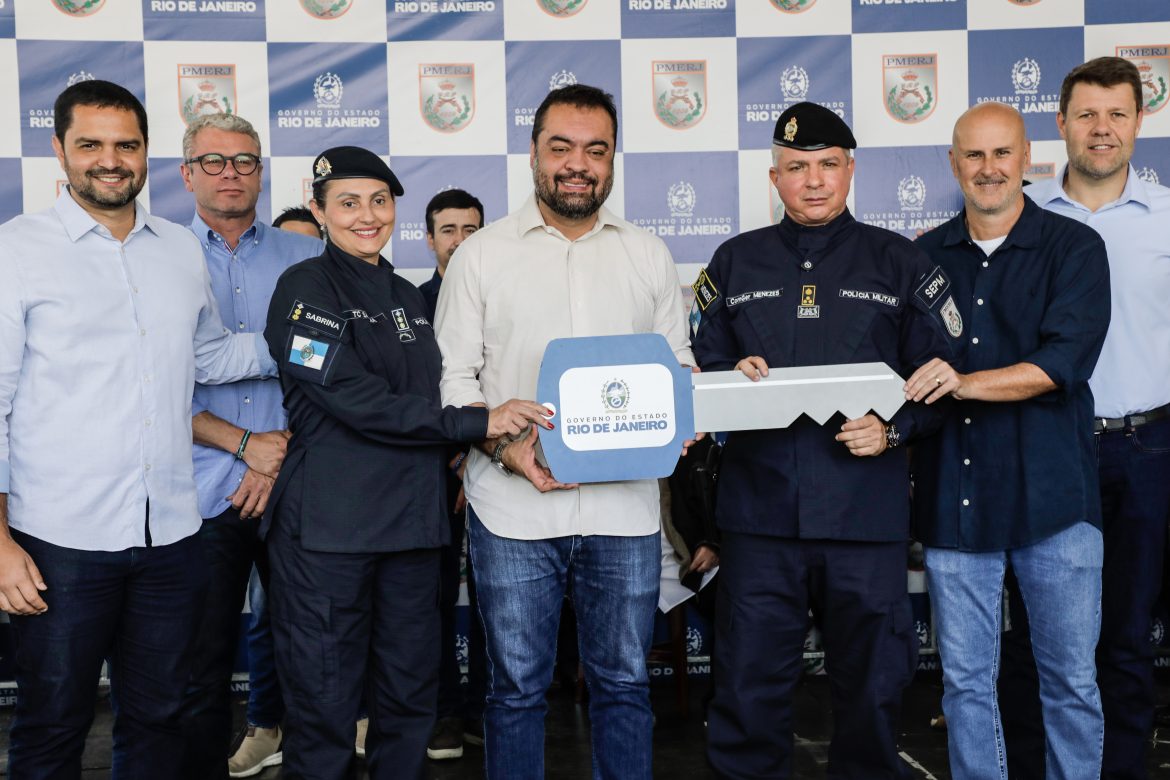 67.cf.res.polÍtica.governador entrega viaturas.1.governador.ernestocarriÇosegovrj