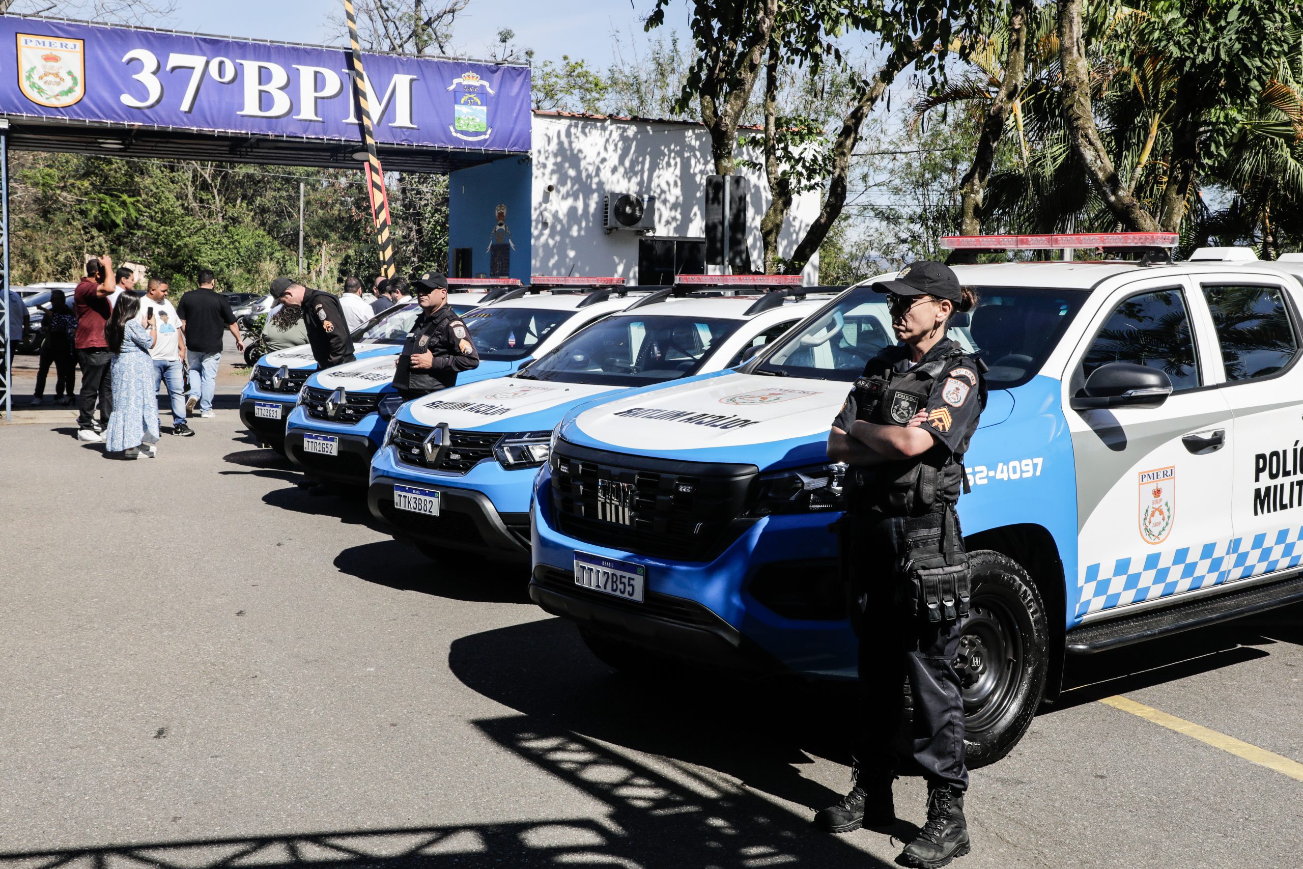 67.cf.res.polÍtica.governador entrega viaturas.3.viaturas.ernestocarriÇosegovrj