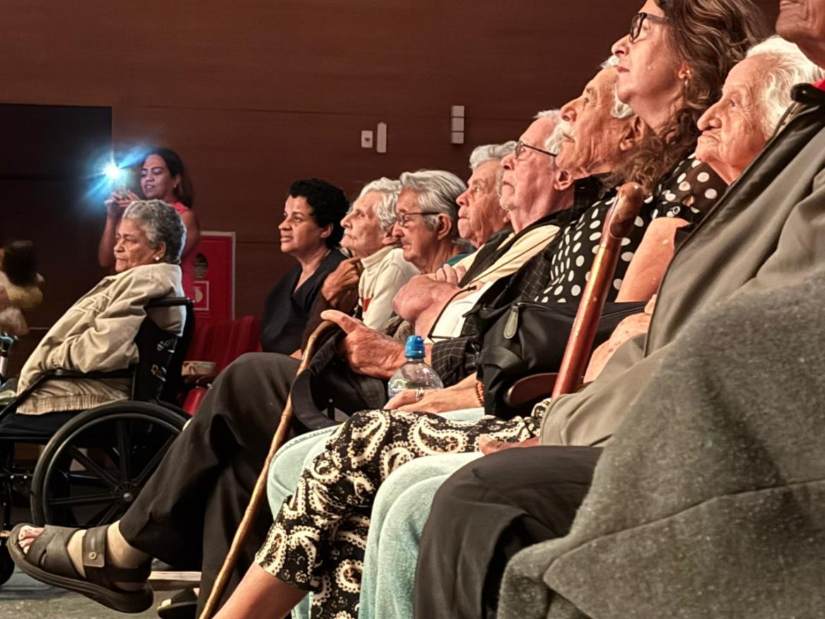 abrigados do lar dos velhinhos são contemplados pela prefeitura de volta redonda com tarde de teatro divulgação pmvr