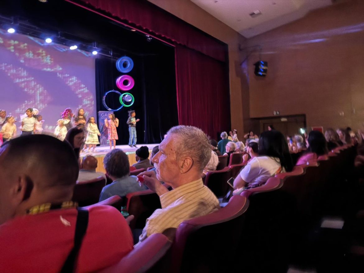 abrigados do lar dos velhinhos são contemplados pela prefeitura de volta redonda com tarde de teatro divulgação pmvr11