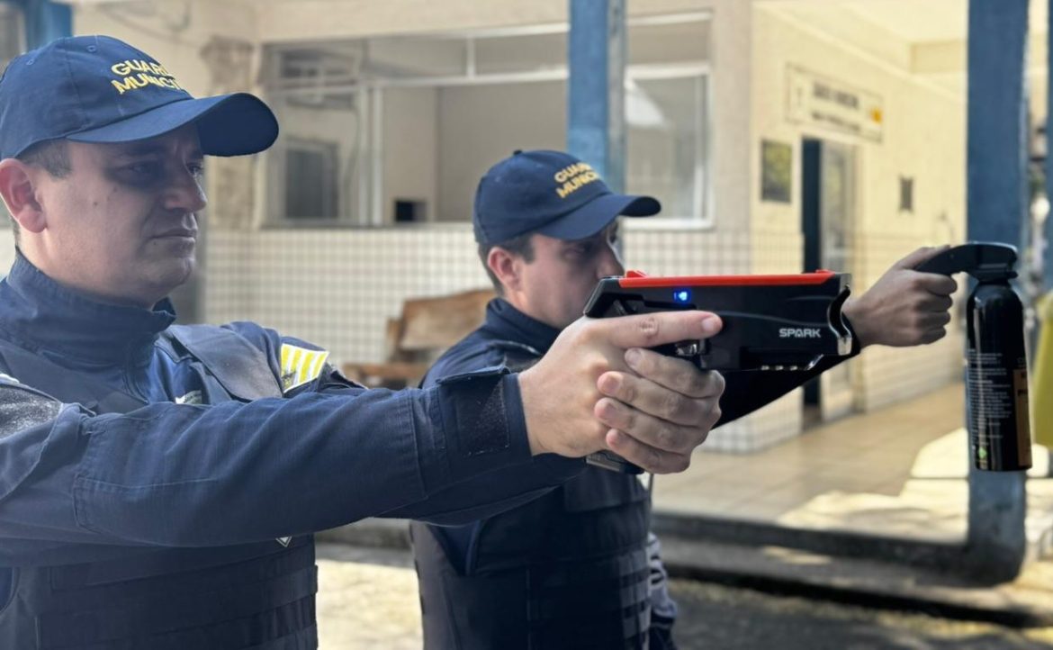 agentes da guarda municipal de volta redonda recebem capacitação em armamentos não letais divulgação semop111