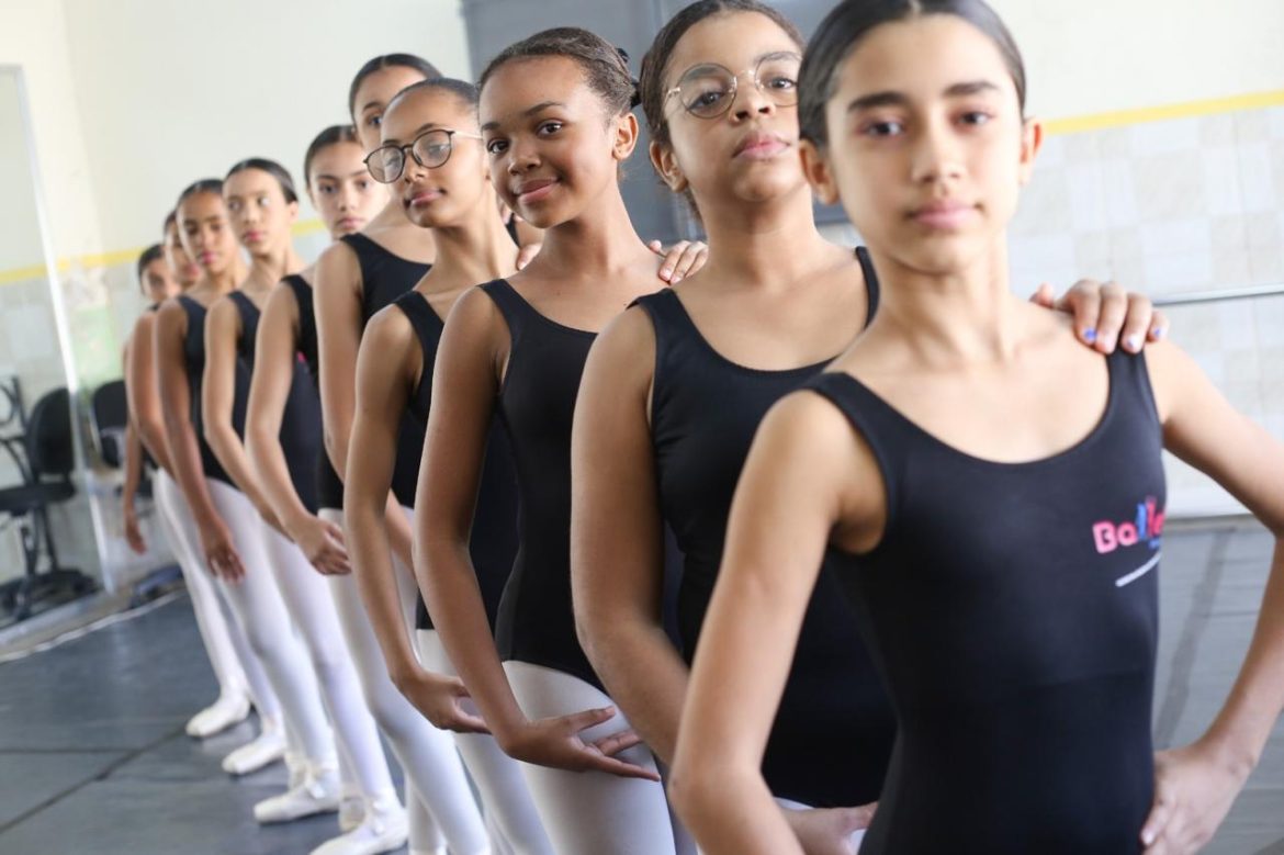 apresentação do espetáculo ‘cinderella’ em homenagem aos 20 anos do projeto ballet educação adriana cópio pmvr123