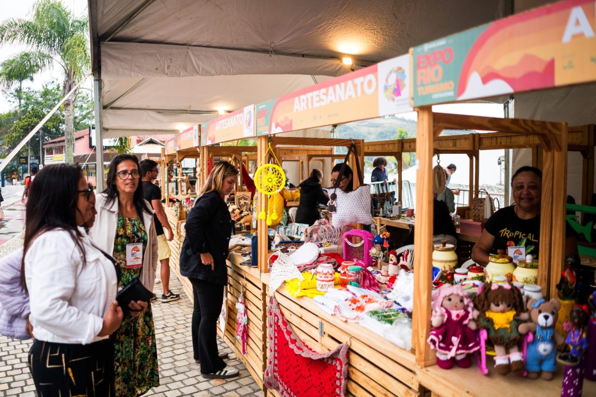 artesãos da costa verde fizeram exposições de produtos no calçadão da praia do anil crédito ascom setur rj