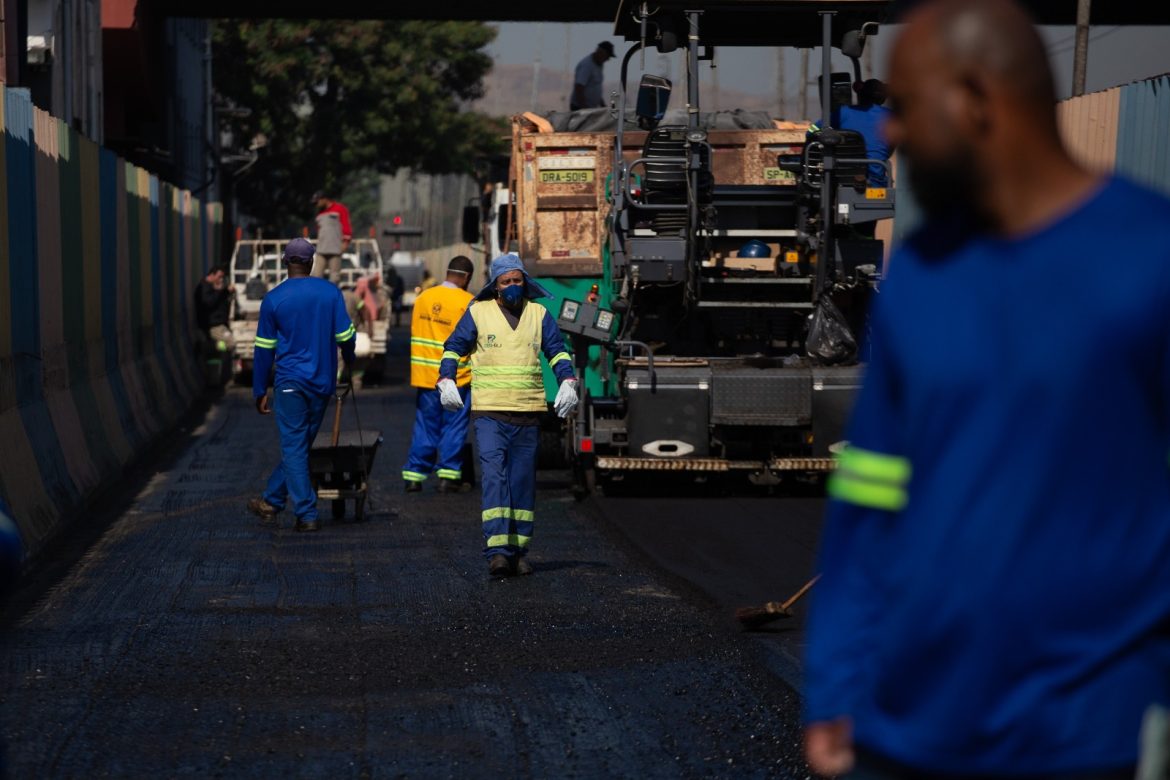 avenida do bairro ponte alta, em volta redonda, passa por recapeamento asfáltico cris oliveira pmvr