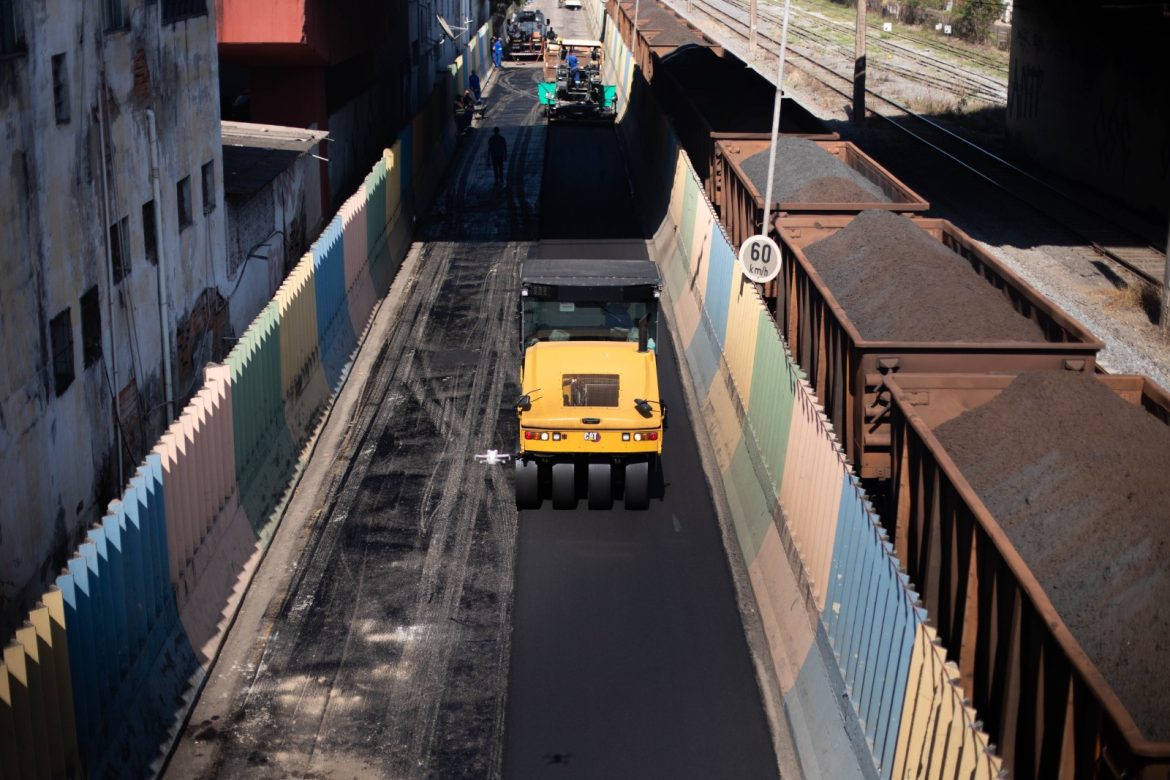 avenida do bairro ponte alta, em volta redonda, passa por recapeamento asfáltico cris oliveira pmvr13