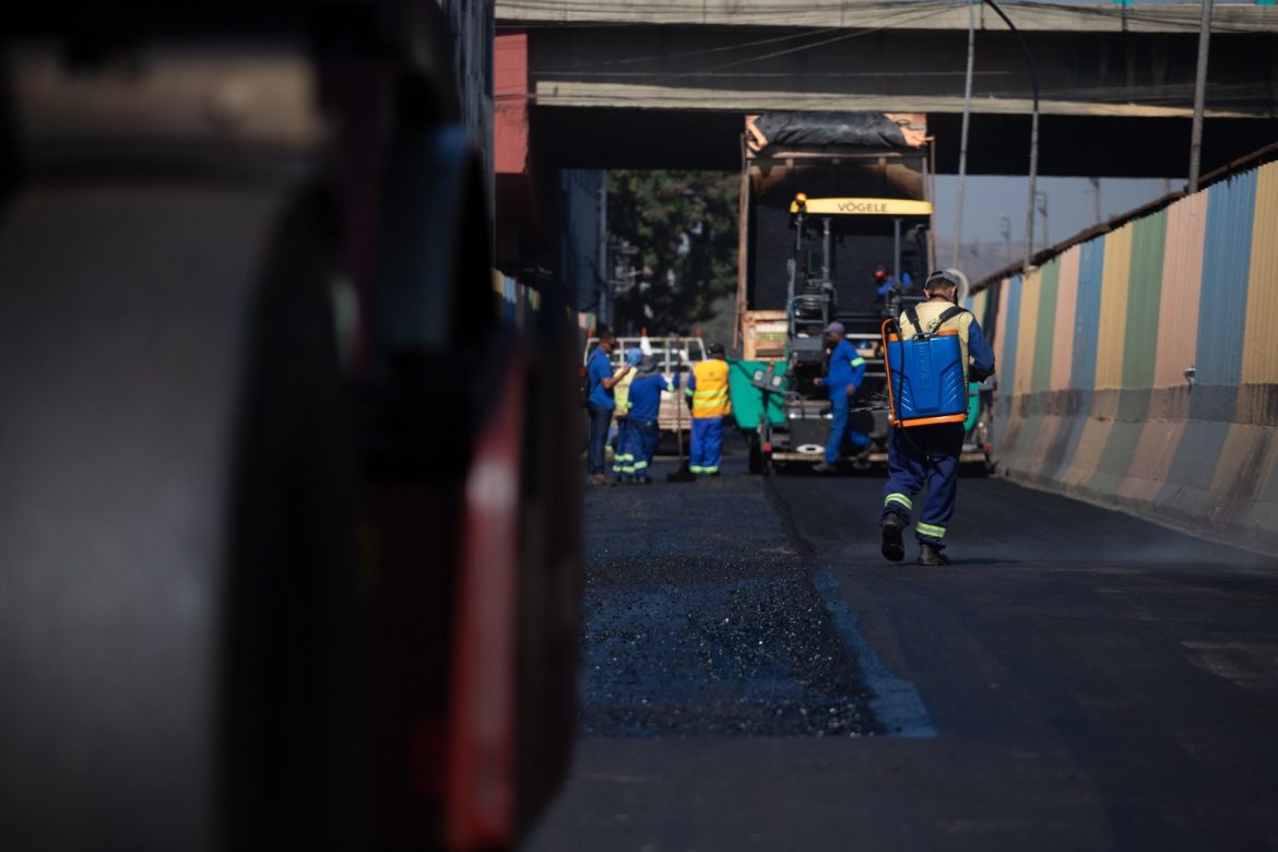 avenida do bairro ponte alta, em volta redonda, passa por recapeamento asfáltico cris oliveira pmvr16