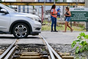 campanha de conscientização na linha férrea foto pmbm