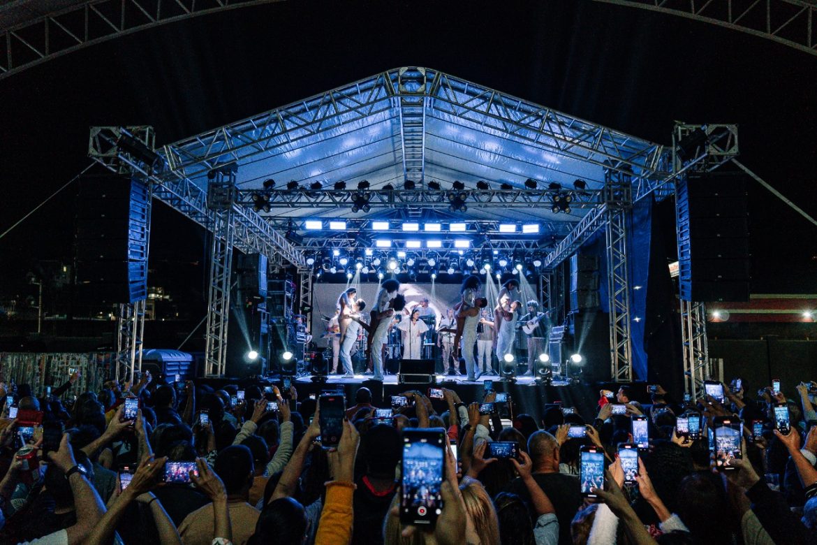 diogo nogueira atrai milhares de pessoas à feira do amor de barra mansa yauri melo1 diogo nogueira atrai milhares de pessoas à feira do amor de barra mansa yauri melo1