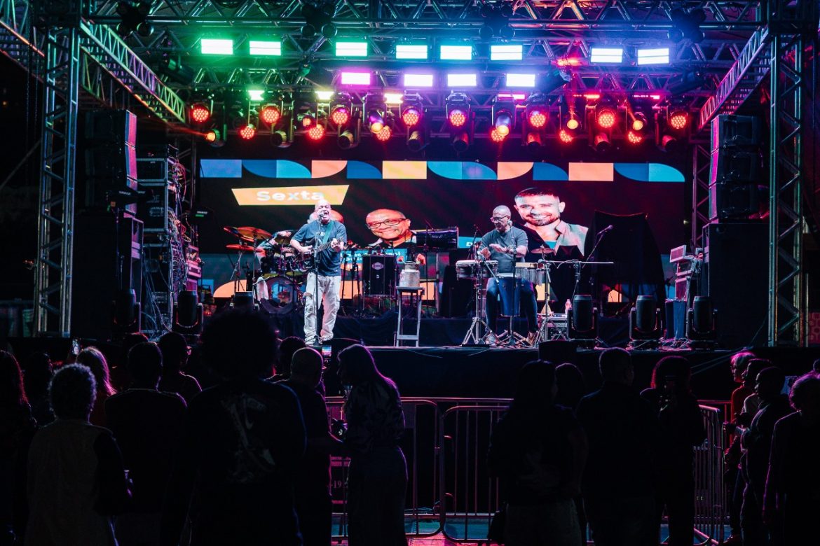 diogo nogueira atrai milhares de pessoas à feira do amor de barra mansa yauri melo11 diogo nogueira atrai milhares de pessoas à feira do amor de barra mansa yauri melo11