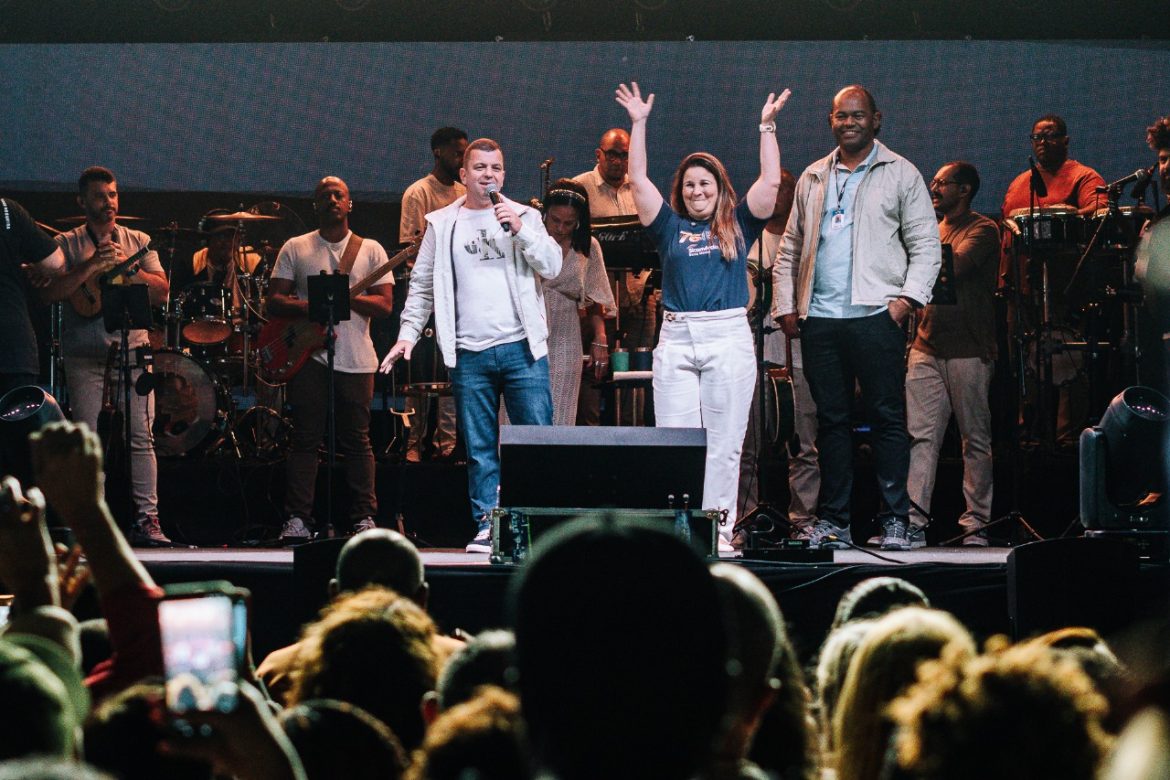 diogo nogueira atrai milhares de pessoas à feira do amor de barra mansa yauri melo111 diogo nogueira atrai milhares de pessoas à feira do amor de barra mansa yauri melo111