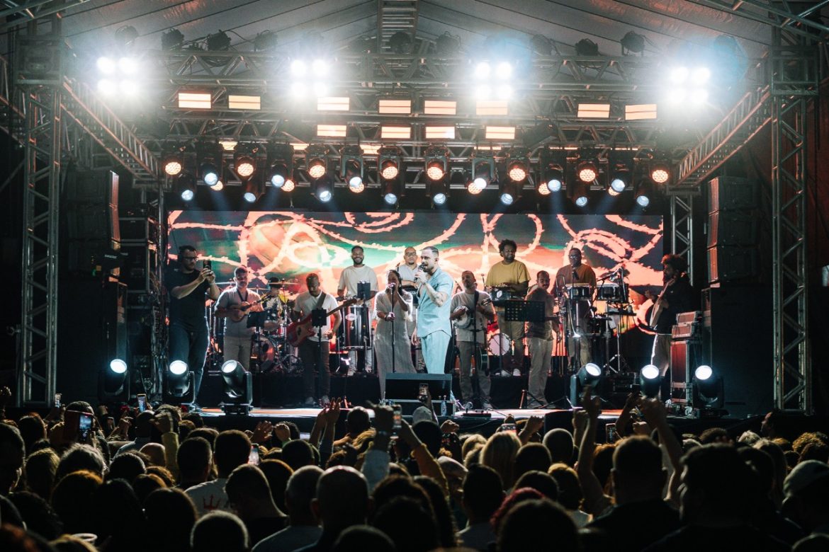 diogo nogueira atrai milhares de pessoas à feira do amor de barra mansa yauri melo13 diogo nogueira atrai milhares de pessoas à feira do amor de barra mansa yauri melo13