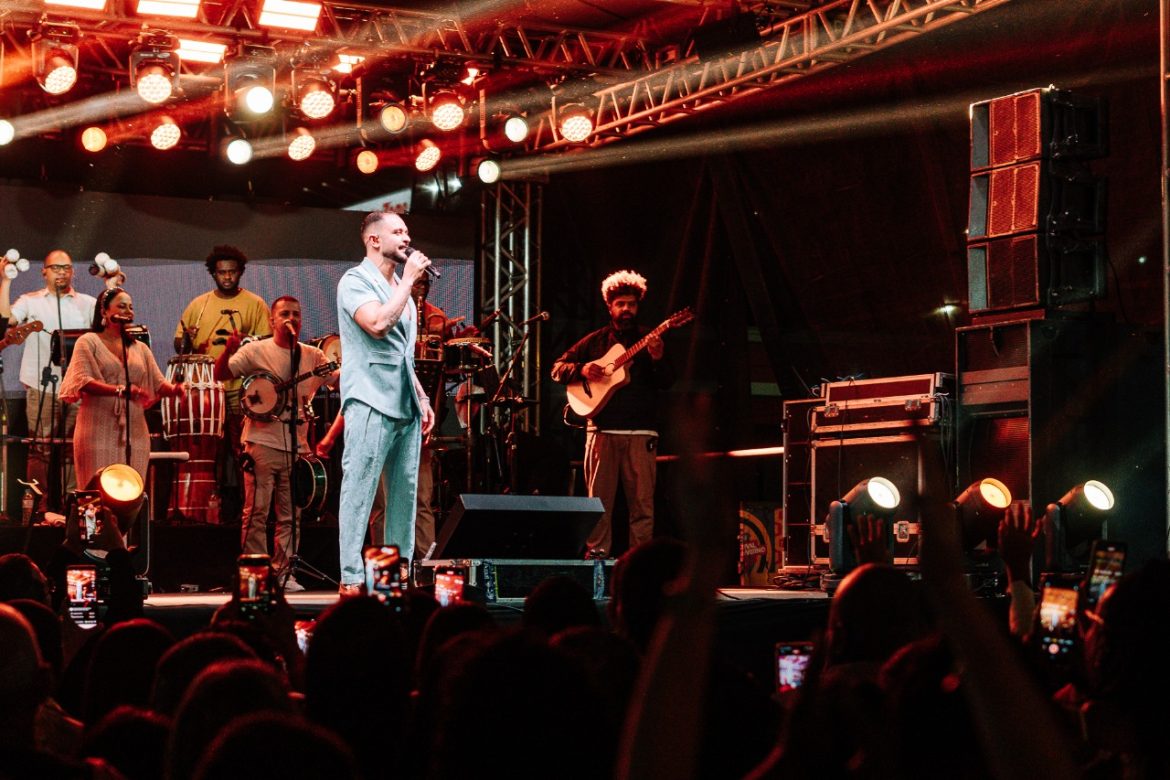 diogo nogueira atrai milhares de pessoas à feira do amor de barra mansa yauri melo14 diogo nogueira atrai milhares de pessoas à feira do amor de barra mansa yauri melo14