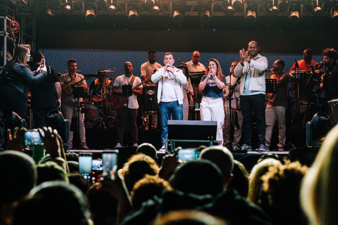 diogo nogueira atrai milhares de pessoas à feira do amor de barra mansa yauri melo15 diogo nogueira atrai milhares de pessoas à feira do amor de barra mansa yauri melo15