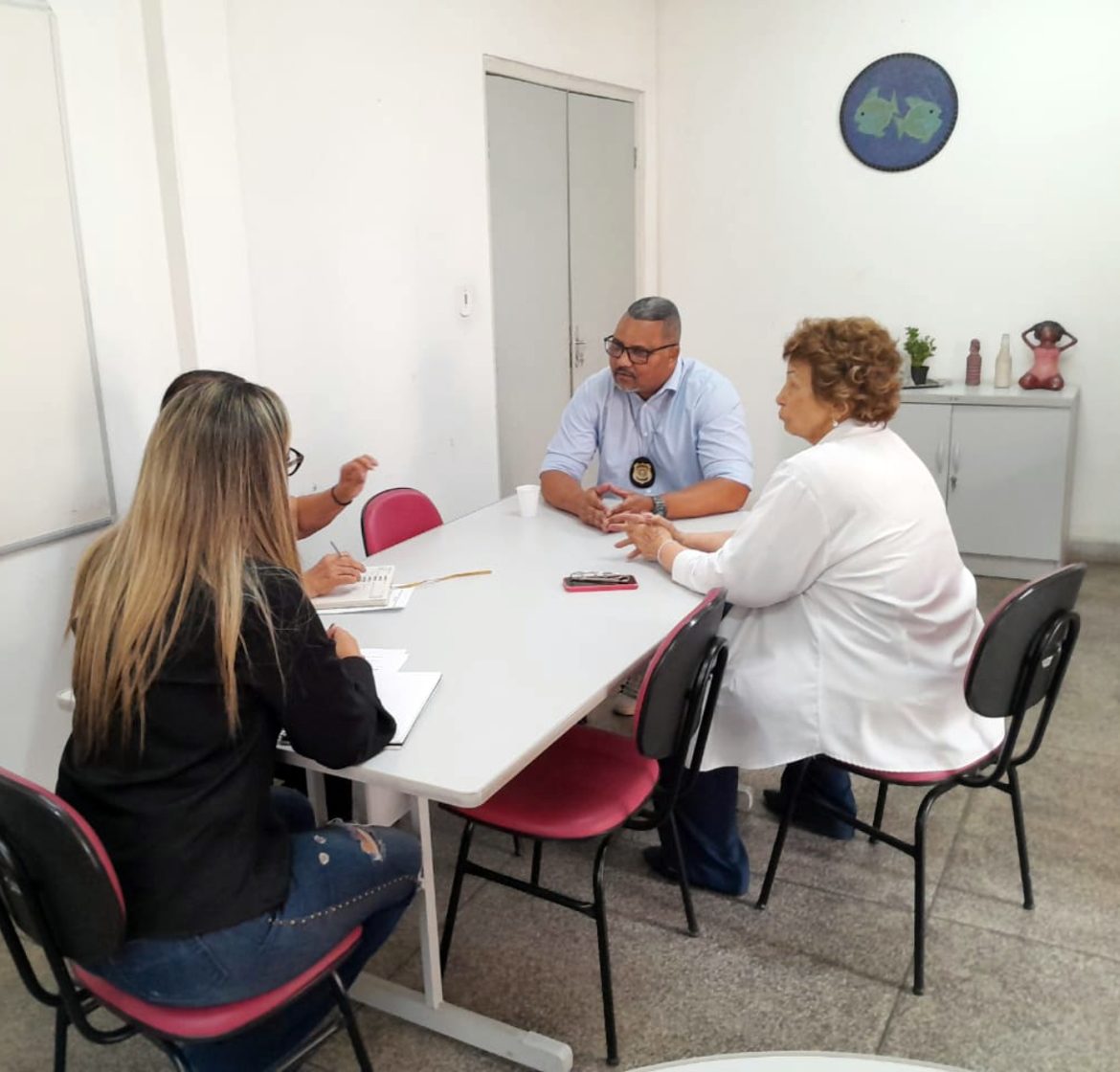 diretor da cadeia pública franz de castro holzwarth visita a equipe divulgação smdh1 diretor da cadeia pública franz de castro holzwarth visita a equipe divulgação smdh1