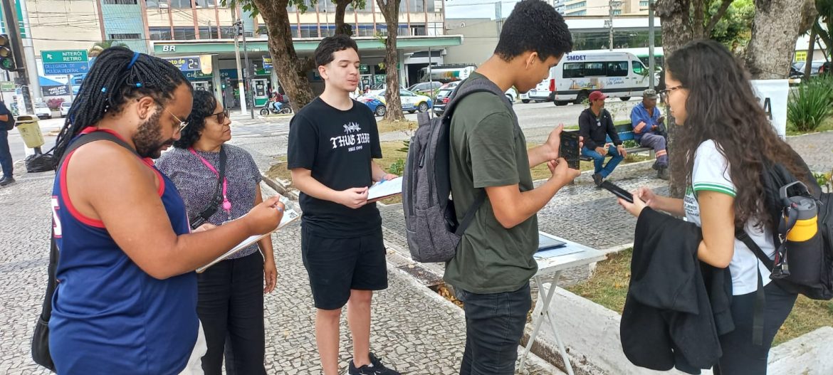 estudantes do pré vestibular cidadão participam do lançamento da 2ª pesquisa pré eleitoral em volta redonda divulgação1