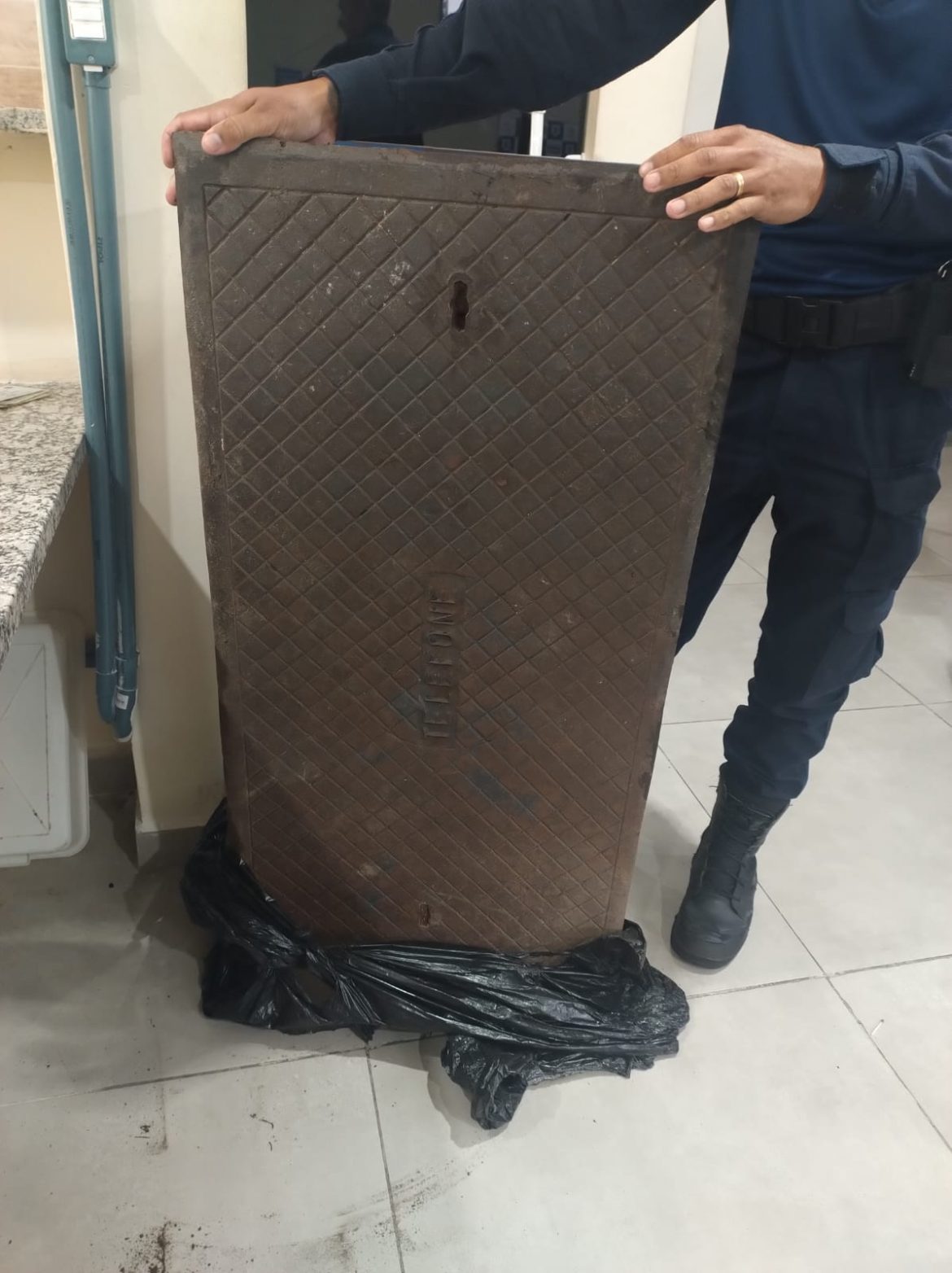 homem é flagrado pela gmvr por furto de tampa de bueiro divulgação semop1 homem é flagrado pela gmvr por furto de tampa de bueiro divulgação semop1