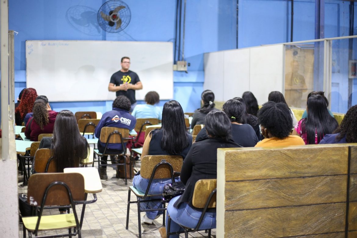 iniciadas aulas para mais uma turma de 170 alunas do projeto mulheres mãos à obra e vr adriana cópio pmvr iniciadas aulas para mais uma turma de 170 alunas do projeto mulheres mãos à obra e vr adriana cópio pmvr