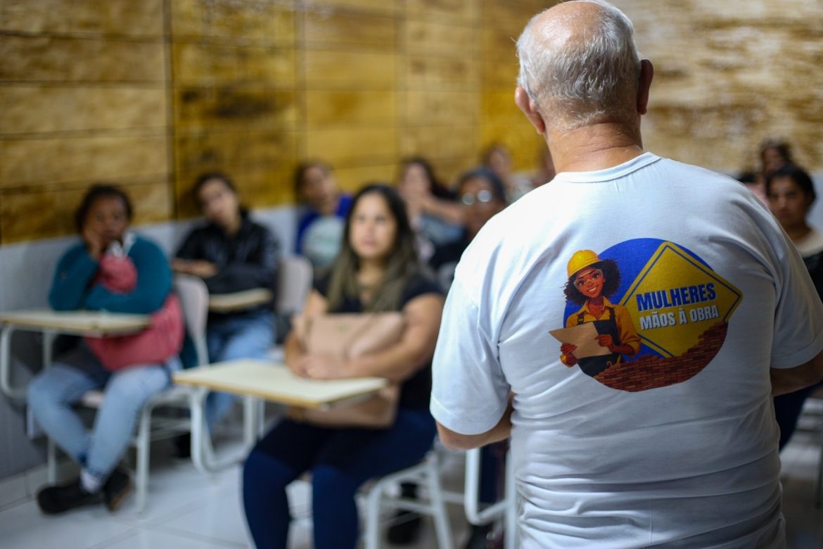 iniciadas aulas para mais uma turma de 170 alunas do projeto mulheres mãos à obra e vr adriana cópio pmvr12 iniciadas aulas para mais uma turma de 170 alunas do projeto mulheres mãos à obra e vr adriana cópio pmvr12