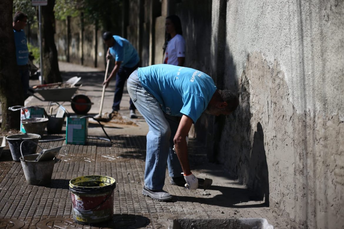muro do colégio getúlio vargas, no bairro laranjal, é recuperado por alunos do projeto cidadão vr adriana cópio pmvr11
