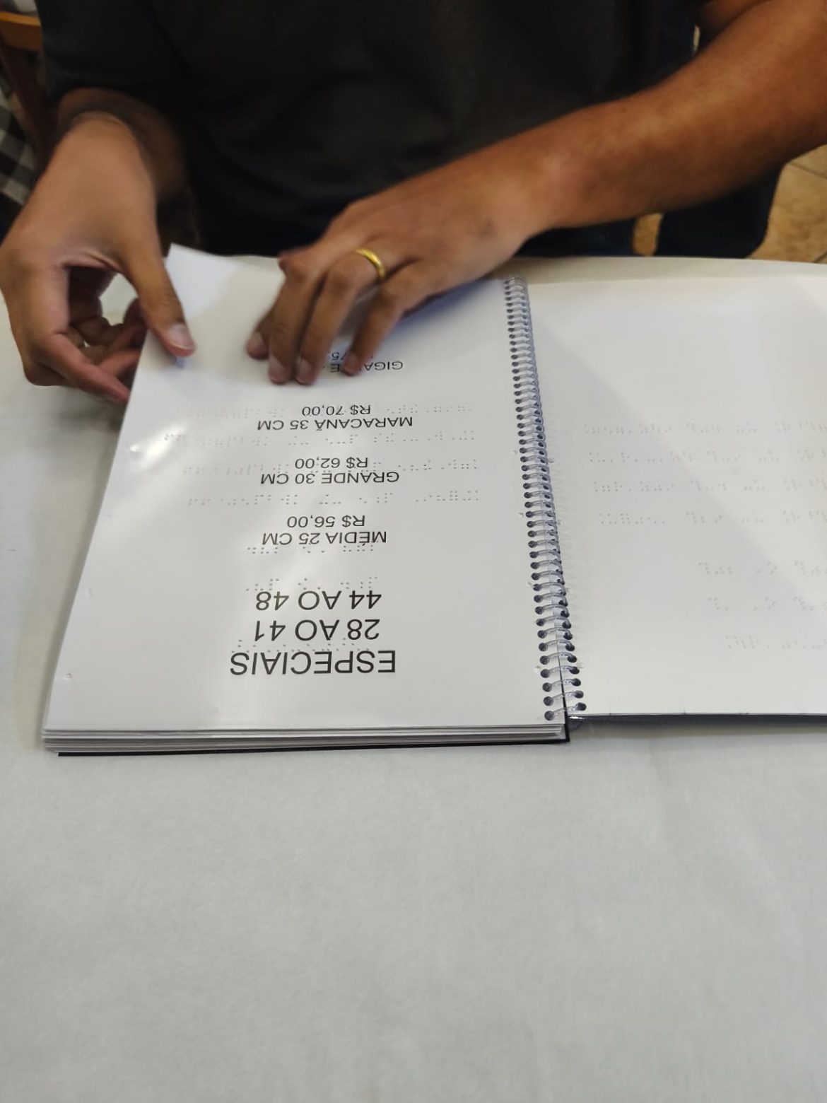 parceria entre a smpda de volta redonda e restaurante local é firmada para a criação de cardápio em braile divulgação secom